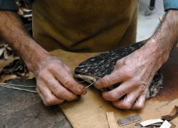 Proceso de fabricación de la bota de vino tradicional :: Fotografía: Nando Ruiz